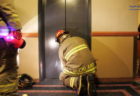 موقع-گیر-کردن-در-آسانسور-چه-کار-کنیم؟